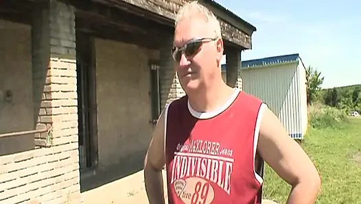 Yaşlı dede açık havada büyük memeli sevimli genç kızı sikiyor