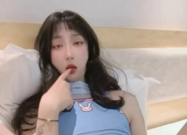 Overwatch D.va yarağıyla mastürbasyon yapıyor, Çinli ladyboy cosplay