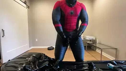 Lastik örümcek adam lastik toz çorabına boşalıyor