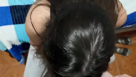 Yarağını alıyorum ve seninle edepsizce konuşuyorum, böylece çok iyi boşalıyorum.