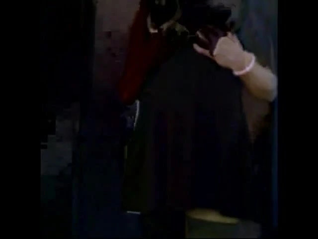 Giyinmiş, bir erkek bekliyor...