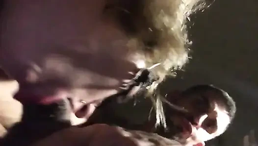 Stoyca maskeli oral tecnique yapıyor