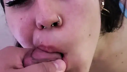 Sürtüğün güzel ağzına boşalma