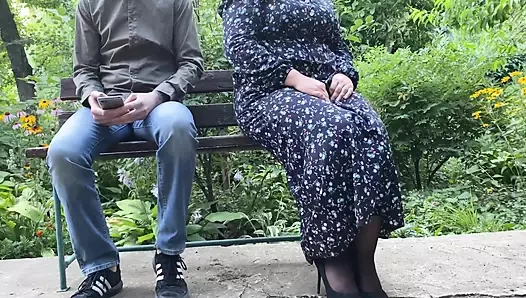 Şehvetli kayınvalidem benim için çorap giydi