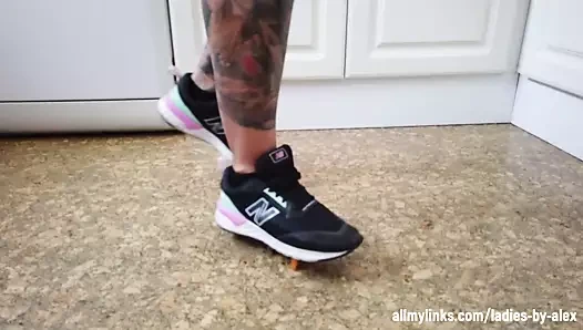 Dövmeli sarışın bayan yuvarlanan bir oyuncağa basmaya çalışıyor