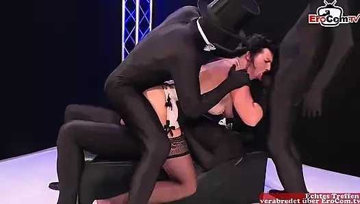 Bir beyefendinin kulübünde naylon çoraplı asil bir Alman fahişeyle anal grup seks