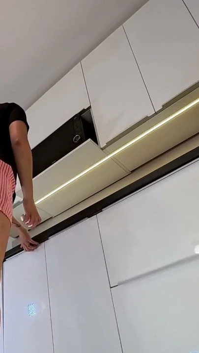 Pijama şortu giyen seksi ateşli sarışın kız, mutfakta donu olmadığını göstererek amını sergilemek istiyor. | Klip 2