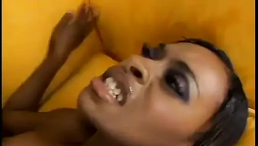 Seksi siyah güzellik ıslak amcığını sert bir yarağa kaydırıyor