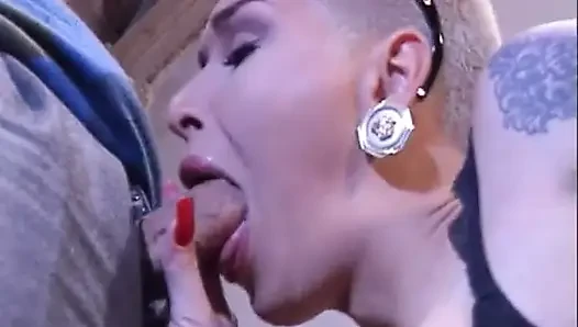 Amcıkta büyük yarak götte büyük yarak... üçlü seks