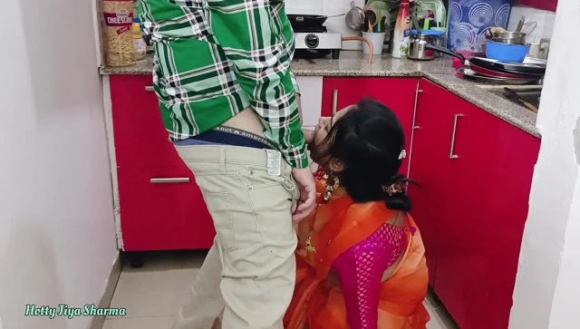 Desi bhabhi kitchen meBartan Dho rahi thi tabhi devar ne piche se bhabhi ki le li
