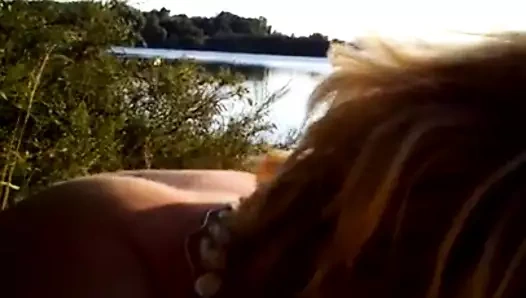 Blondchen fickt meinen Mann am Strand