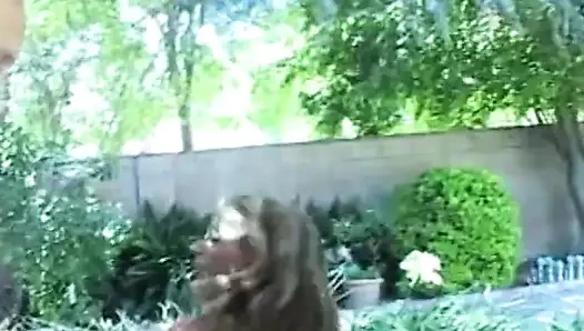 Sarışın Lisa Lipps göğüsleriyle sandalyede sikişiyor