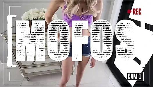 Mofos - baştan çıkarıcı Lindsey Love'ın yuvarlak götüne şaplak atılıyor ve sıkı amcığı birden fazla pozisyonda dolduruluyor