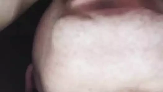 Genç kız tıraşlı amcığını çok yakın çekim çok ıslak amcık yalıyor