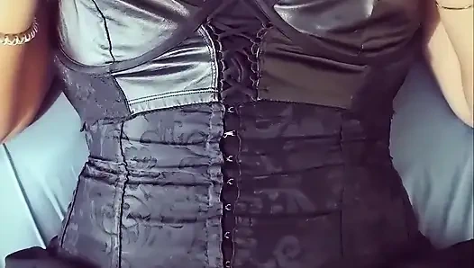 Gotik kız şu anda ateşli ve büyük göğüsleriyle oynamak istiyor