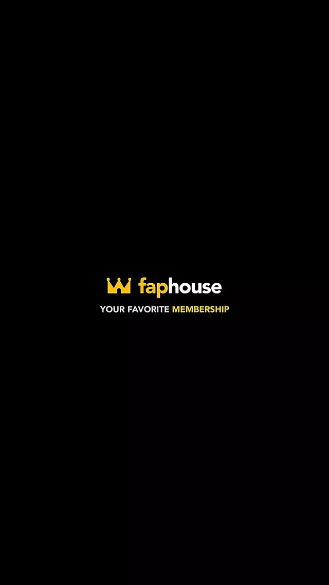 Толстушка сосет член