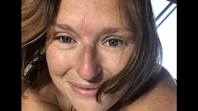 Yatağa işedikten sonra gelen masturbasyon ama ne yazık ki yarıda kesildi