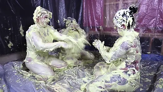 Cheyenne Hannah ve Skyler ile köpük eğlencesi