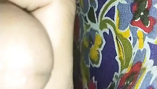 Büyük kremsi sütlü meme uçları ve erkek arkadaşımın yarağı ile ateşli göğüslerim