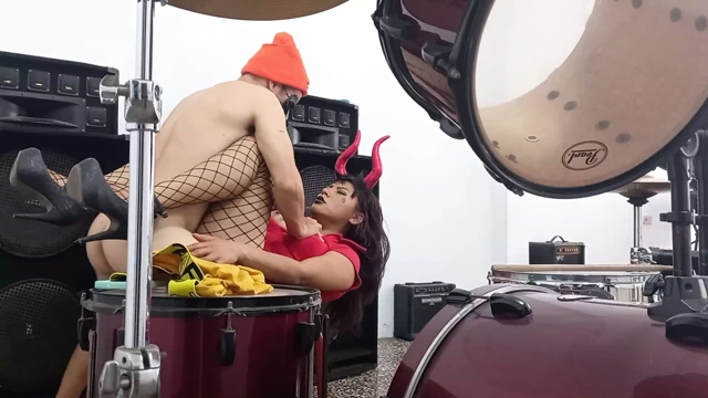 Rock müzisyenleri provalar sırasında seks yapıyor