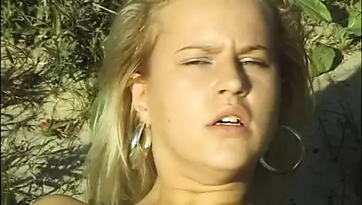 Ugne'un ilk oyuncu seçmeleri - bir genç sarışın amına mastürbasyon yapıyor