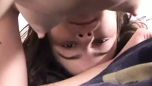 Dölle dolan kız amına ve götüne yarak alıyor ve yatakta dölleniyor