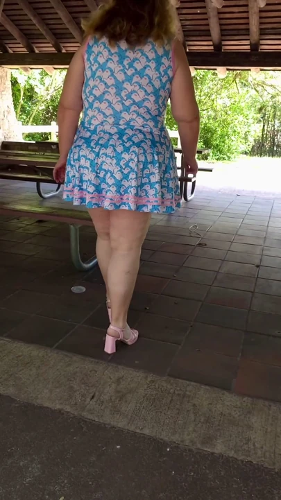 Jamdown26_da0603 - mini elbise ve topuklu ayakkabılarla parkta açık havada yürüyen ateşli seksi iri güzel kadın