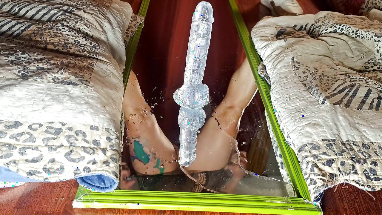 Büyük sulu vajinamla aynayı sikiyorum