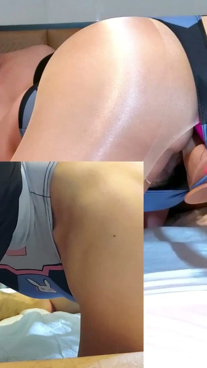Ellili yaşlarında, dolgun, mazoşist ve olgun bir kadın, yarı kasık arası erotik mayo cosplay'i giymiş, dört ayak üzerinde durup anüsüne oyuncaklarla karşılık veriyor.