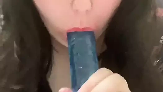 Genç sürtük yapay penisle yüzünü sikiyor