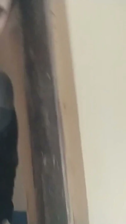 Kız arkadaşımın evini yanlış bir şekilde ziyaret ettim ve sonunda ne olduğunu gördüm. Sutyenini sik, edepsiz yüksek sesle mastürbasyon ve boşalma | Klip 2