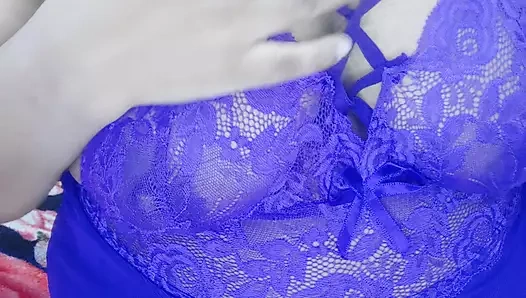 Menekşe elbiseli göğüsler gösterisi