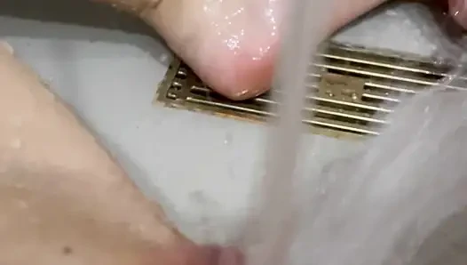 Ah, orgazm olana kadar su akıntısıyla mastürbasyon yapmayı çok seviyor
