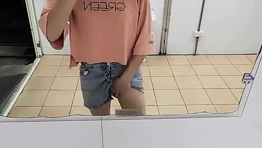 Çok heyecan verici açık havada mastürbasyon, seksi kalçalara boşalma.