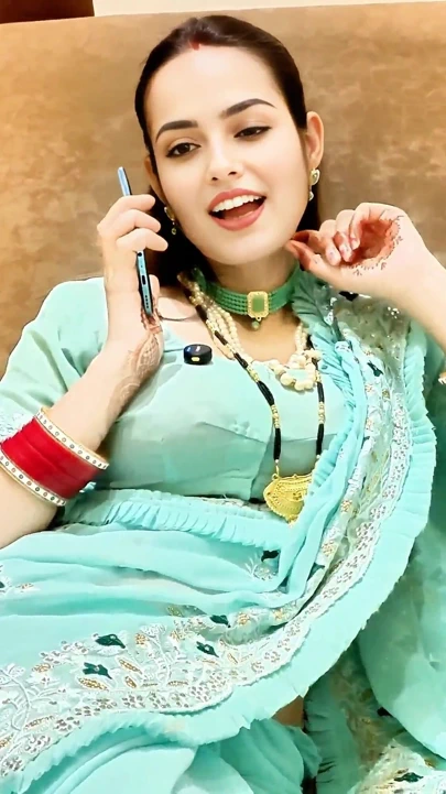 Yeni evli Hintli ev hanımı arkadaşını aradı ve Hintçe seste sert sikildi.