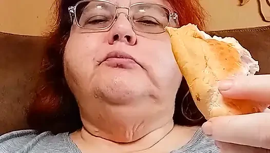 Şişman kız için bolo sandviç yiyor hayranları yiyor!