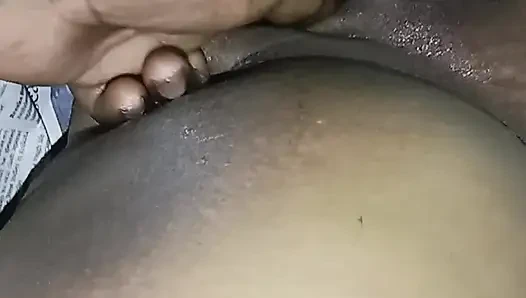 Üvey kız arkadaşımın amına yağla masaj yaptı ve parmaklandı.