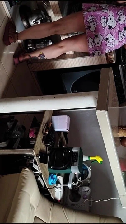 Denuda pijamalı mutfakta üvey anne evde sikişiyor | Klip 1