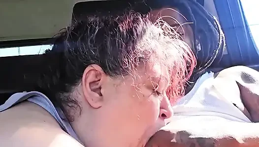 Halka açık döl yutuyor ve büyük zenci sağıyor