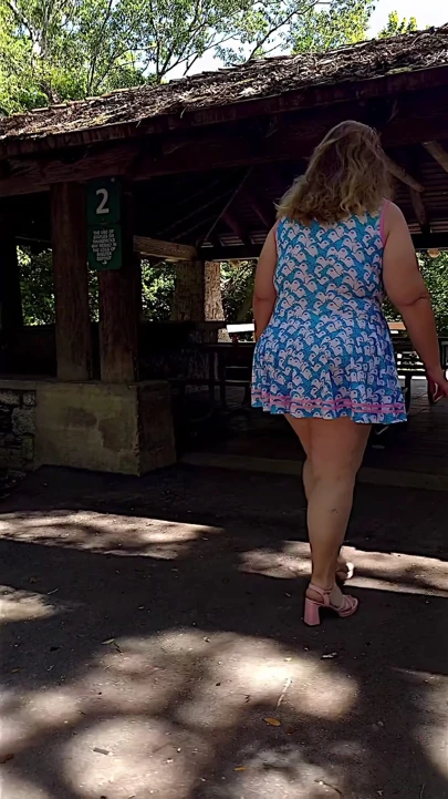 Jamdown26_da0603 - mini elbise ve topuklu ayakkabılarla parkta açık havada yürüyen ateşli seksi iri güzel kadın