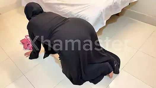 Ateşli orta yaşlı seksi üvey anne yatağın altında sıkıştı!