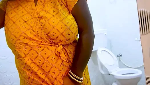 Bir ev hanımı tesisatçısının banyosunda çalışmasını bekliyor ve aşağıdan izliyor - tam sikiş