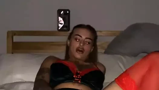 Emo genç kız çalışırken üvey annesinin dildosunu kullanıyor