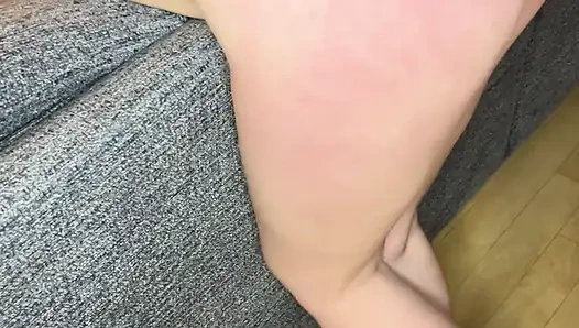 Gergin sürtük kırbaçlanıyor