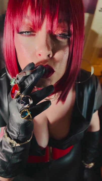 Bayan Tina Snua deri giyinmiş ve 2 sigarayı takip etmek için bahşiş - sigara içen eldivenler omi ome snap inhale | Klip 2