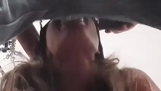 Orta yaşlı seksi kadın ağzında döl patlamasıyla yarak emiyor