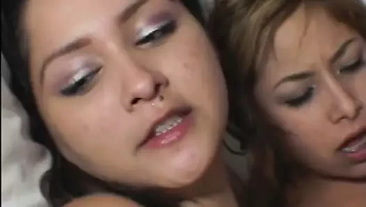 İki Asyalı kız bir adama iyi eğlenceler