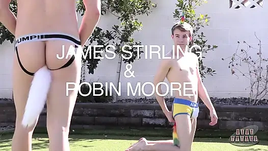 Tüylü erkekler yatak odasında prezervatifsiz