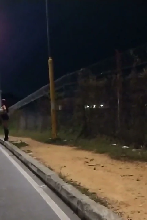 Şeker yakalamak için sokaklarda yürüyor
