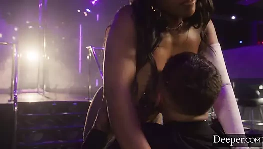 Derin. Lily striptiz kulübünde yasadışı özel şov yapıyor